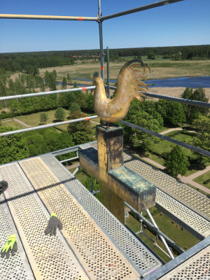 Byggställning runt tuppen i Hedesunda
